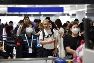 C罗今天下午抵达深圳，已有大批球迷在深圳机场等候